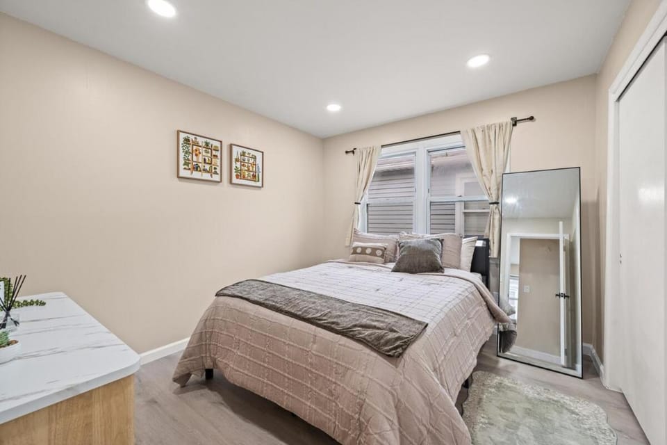 2BR Modern Home with Private Balcony, 25 MIN to NYC, MetLife, Free Parking Apartment in Bayonne