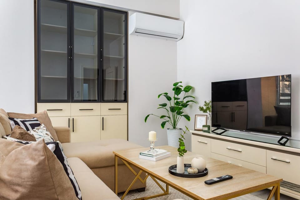TV and multimedia, Living room, Seating area, air conditioner