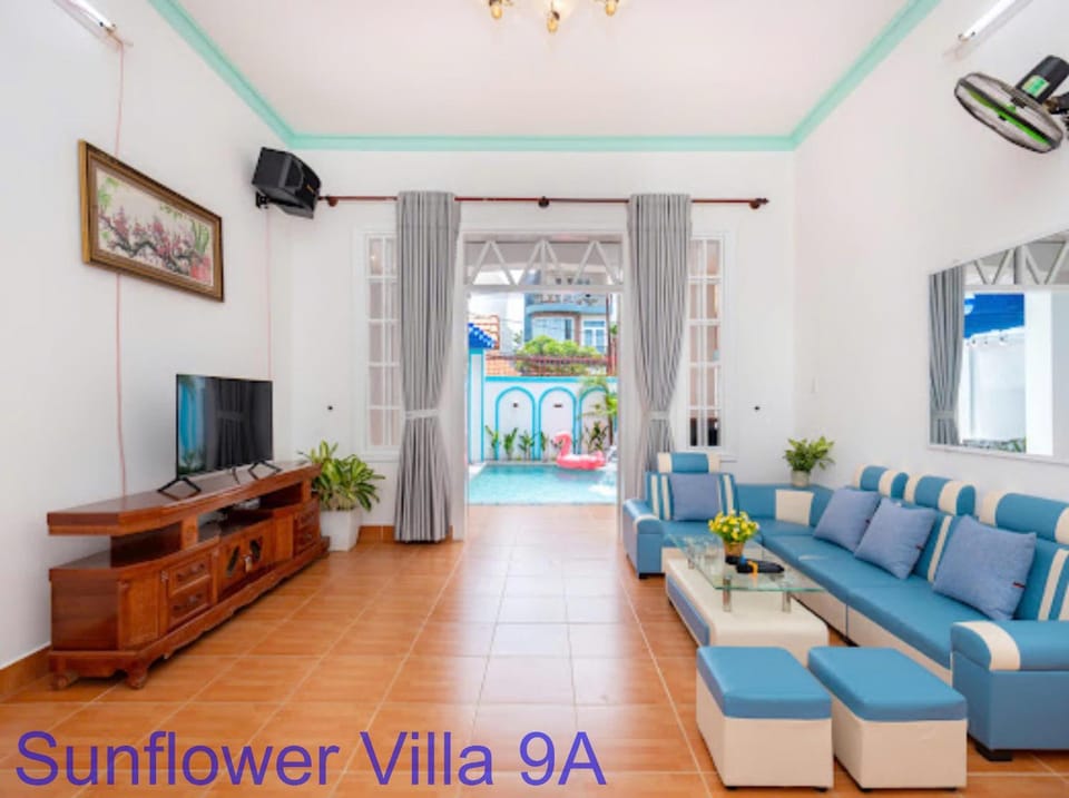 Communal lounge/ TV room, BBQ facilities, Garden, Karaoke, Nightclub / DJ, TV and multimedia, Living room, Seating area, Evening entertainment, Text overlay