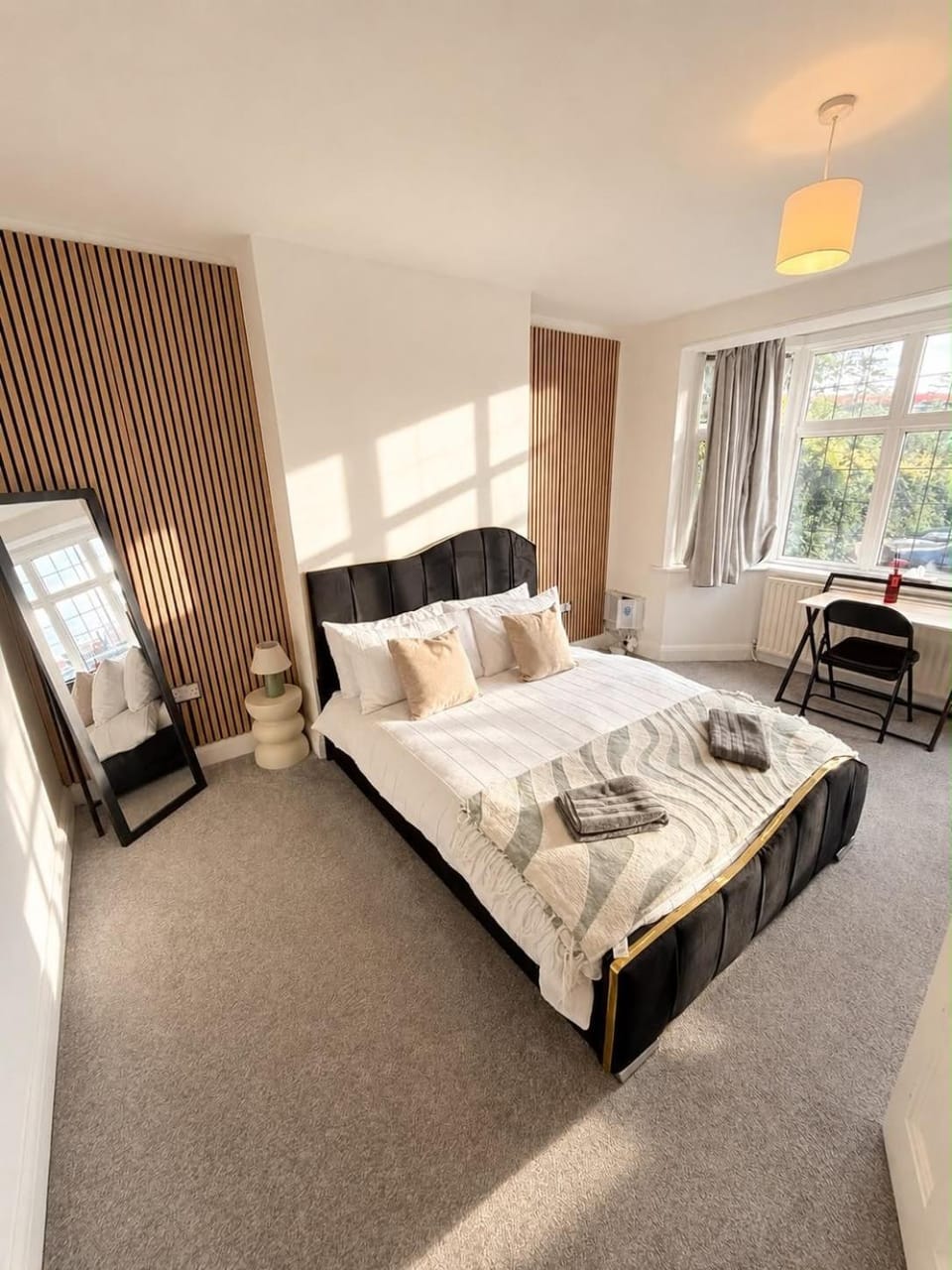 Private Jacuzzi I Free Parking I Walk to Stadium Apartment in Wembley