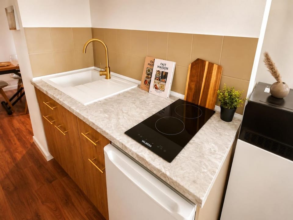 Saint Sever T2 Rénové Stationnement Gratuit Clinique Mathilde CHU Rouen - Linge & Ménage Inclus Apartment in Rouen