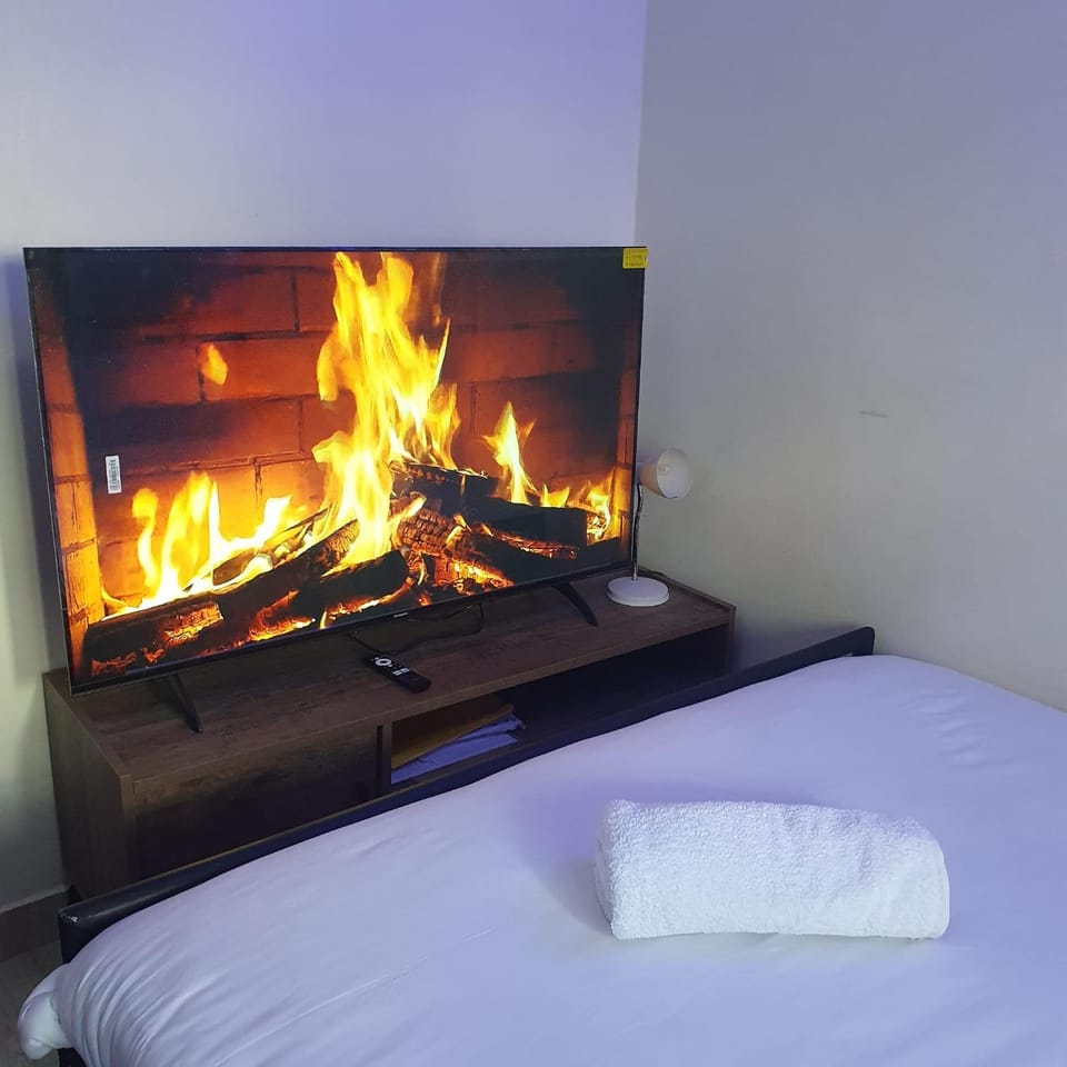 Bed, TV and multimedia, Bedroom