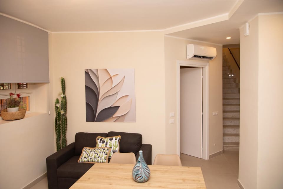 Communal lounge/ TV room, Living room, Seating area, Breakfast