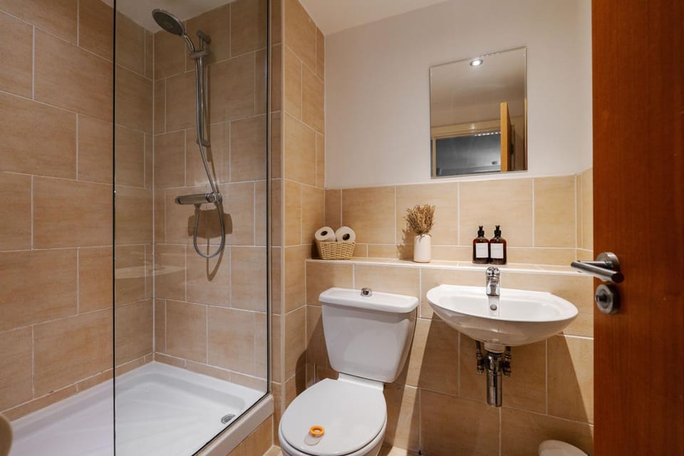 Spacious City Stay 2BR 2BA Parking Included Apartment in Liverpool