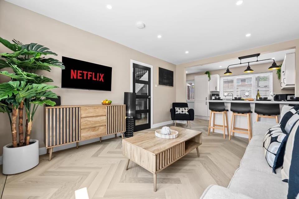 TV and multimedia, Living room, Seating area, Dining area