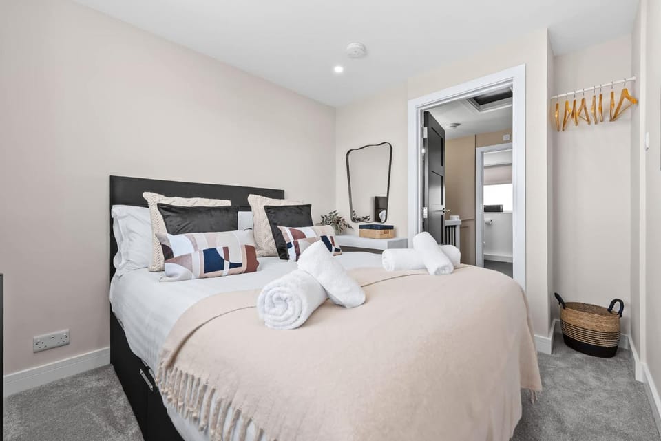 Bed, Bedroom, towels, wardrobe