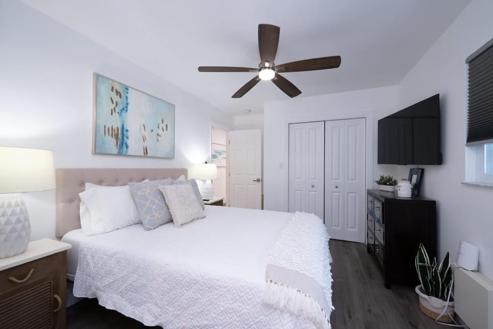 Charlotte Ave Coastal Retreat Private Pool Fire Pit & Backyard Lounge House in Sarasota