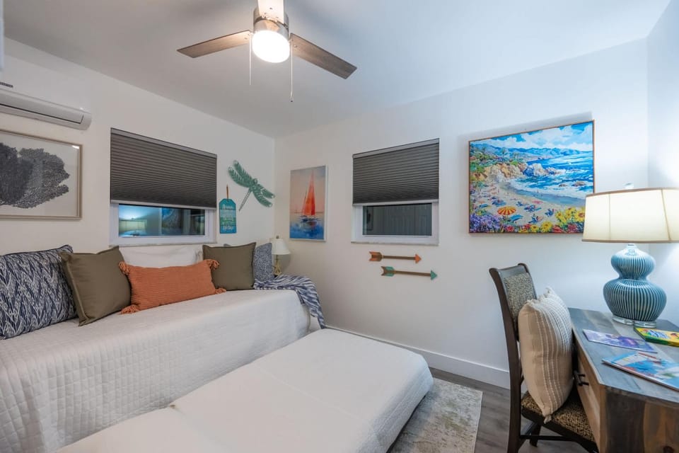 Charlotte Ave Coastal Retreat Private Pool Fire Pit & Backyard Lounge House in Sarasota