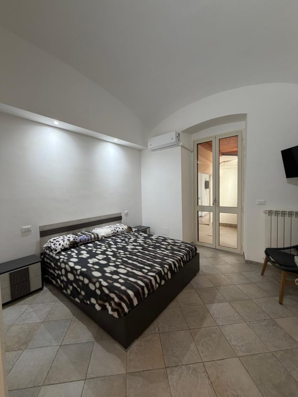 Bed, TV and multimedia, Photo of the whole room, Bedroom
