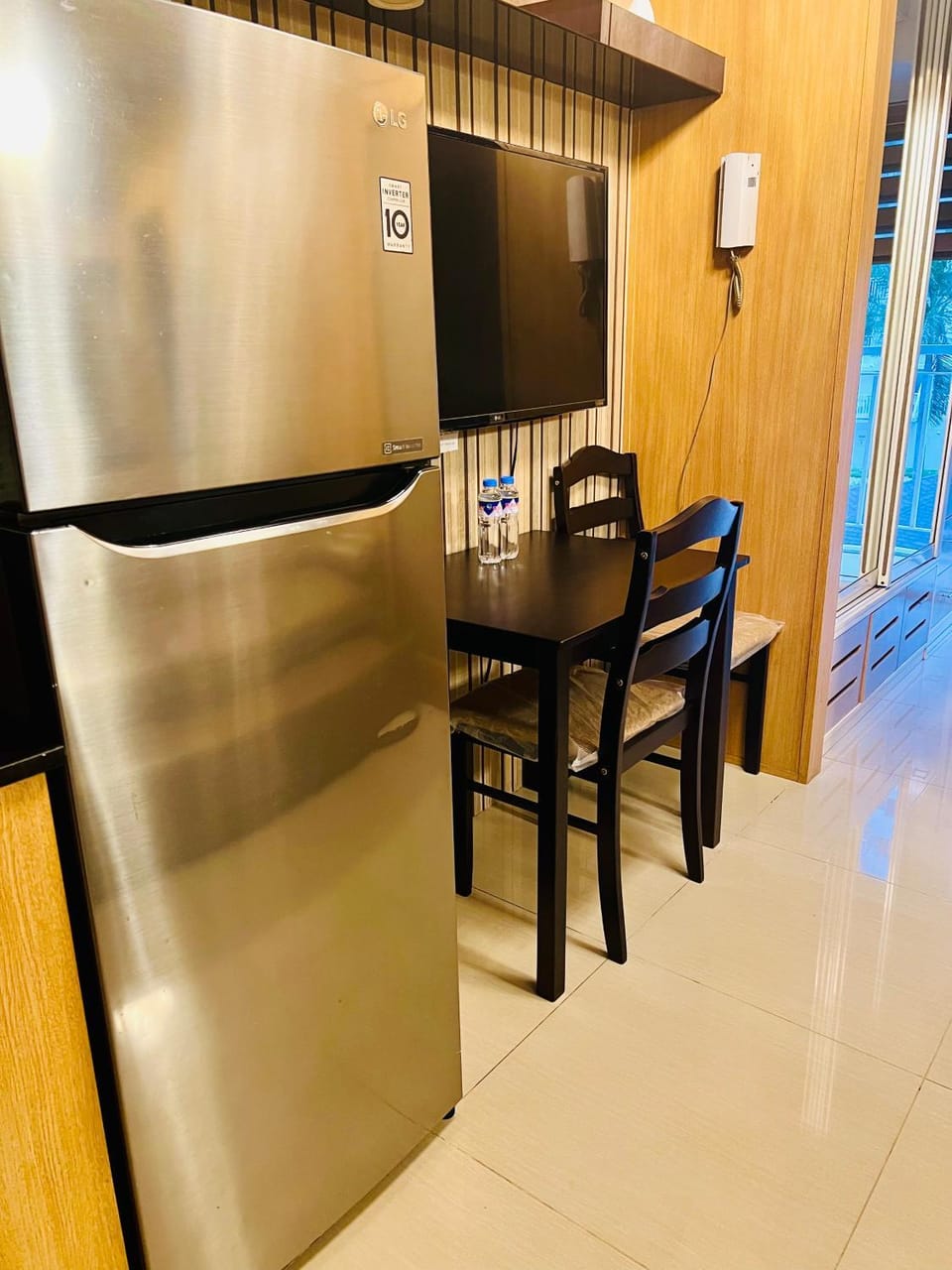 Kitchen or kitchenette, Dining area, minibar, oven