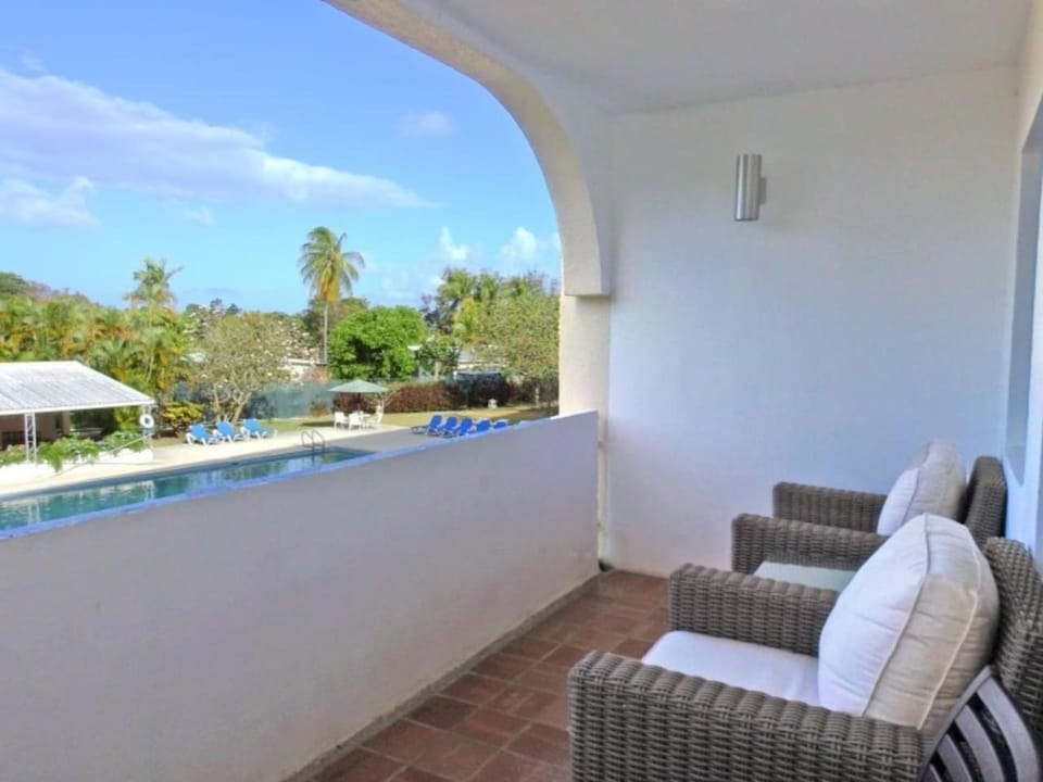 Modern 1 Bed Condo with Pool in Holetown House in Holetown