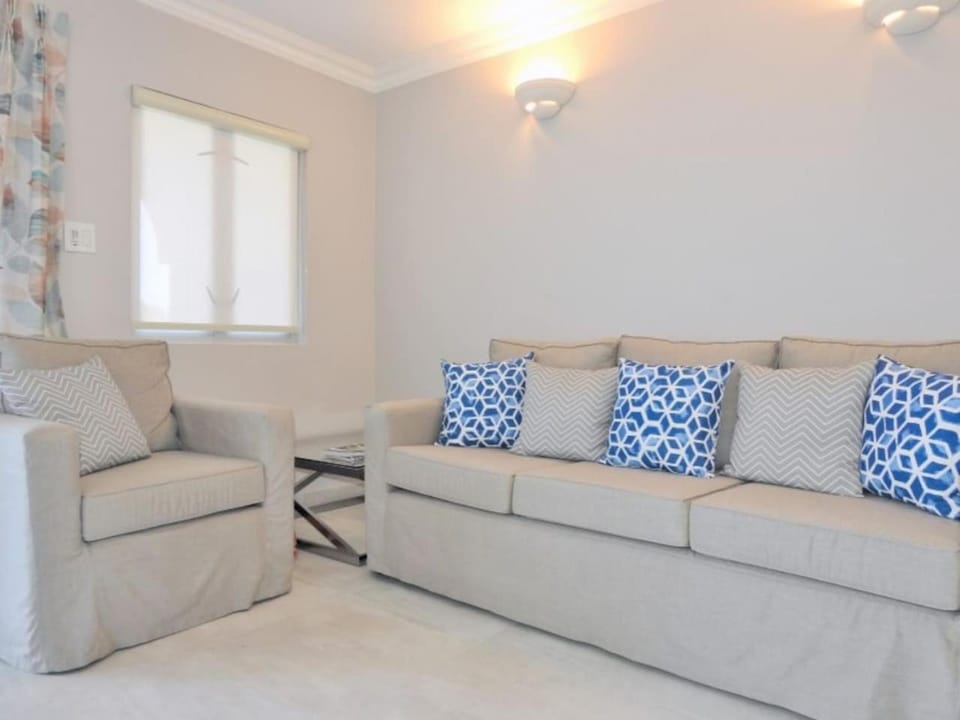 Modern 1 Bed Condo with Pool in Holetown House in Holetown