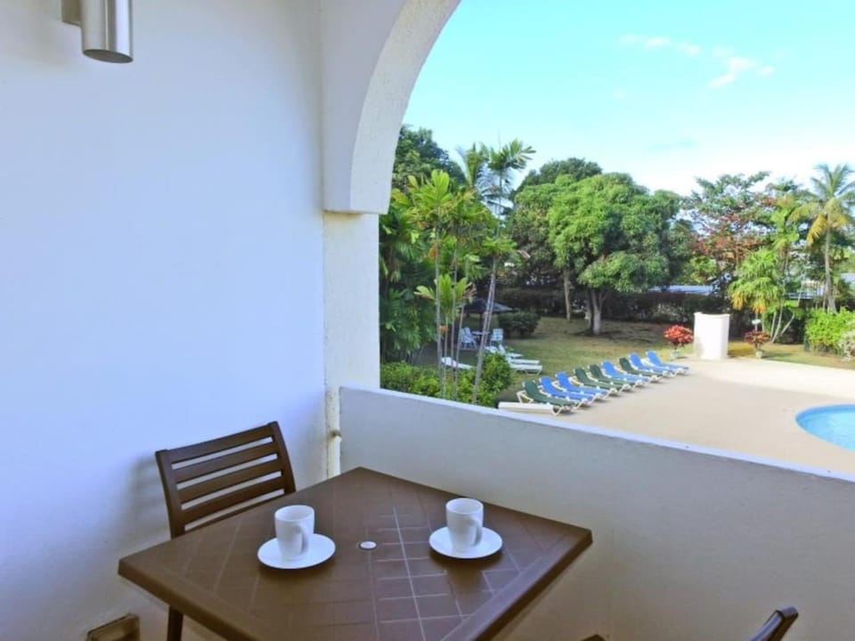 Modern 1 Bed Condo with Pool in Holetown House in Holetown