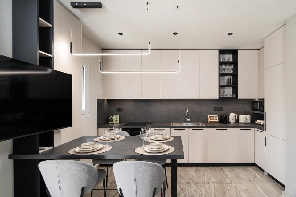 Coffee/tea facilities, Kitchen or kitchenette, Dining area, dishwasher, stove, toaster