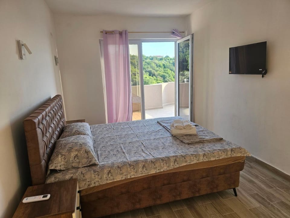 Bed, TV and multimedia, Photo of the whole room, Bedroom