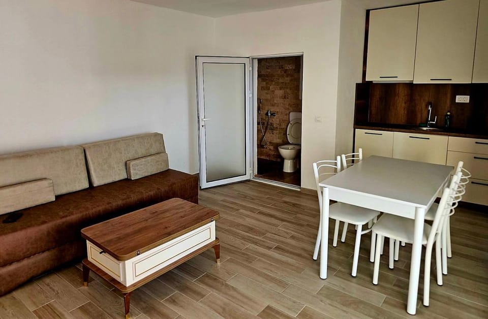 Kitchen or kitchenette, Living room, Seating area, Dining area