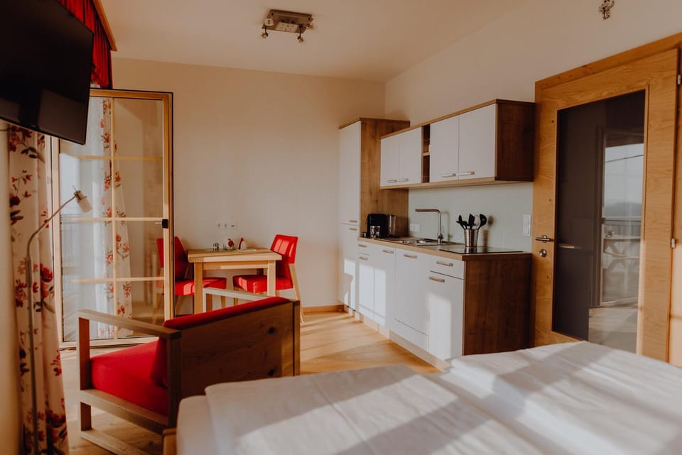 Balcony/Terrace, Kitchen or kitchenette, Living room, Seating area, Dining area, Bedroom