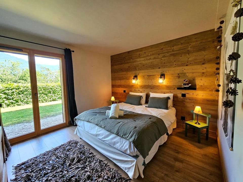 Bed, fireplace
