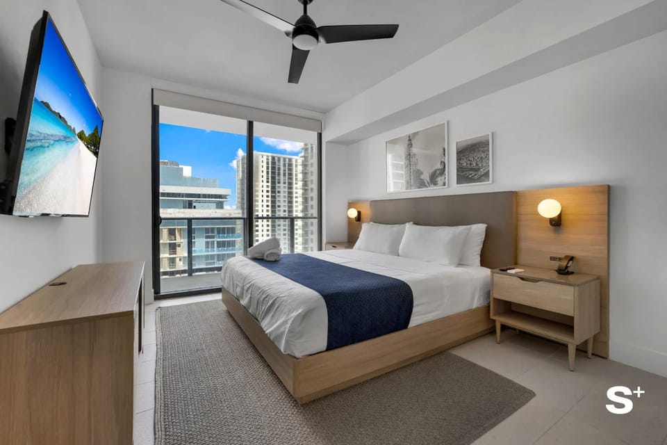 Bed, TV and multimedia, Photo of the whole room, Bedroom