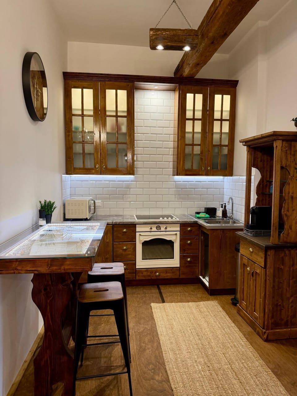 Coffee/tea facilities, Kitchen or kitchenette, microwave, oven, stove