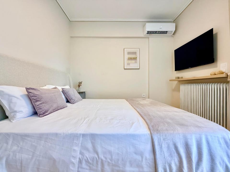 Bed, TV and multimedia, Bedroom