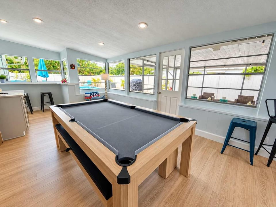 Saint Petersburg Escape Private Pool 5 Minutes to the Beach House in Bay Pines