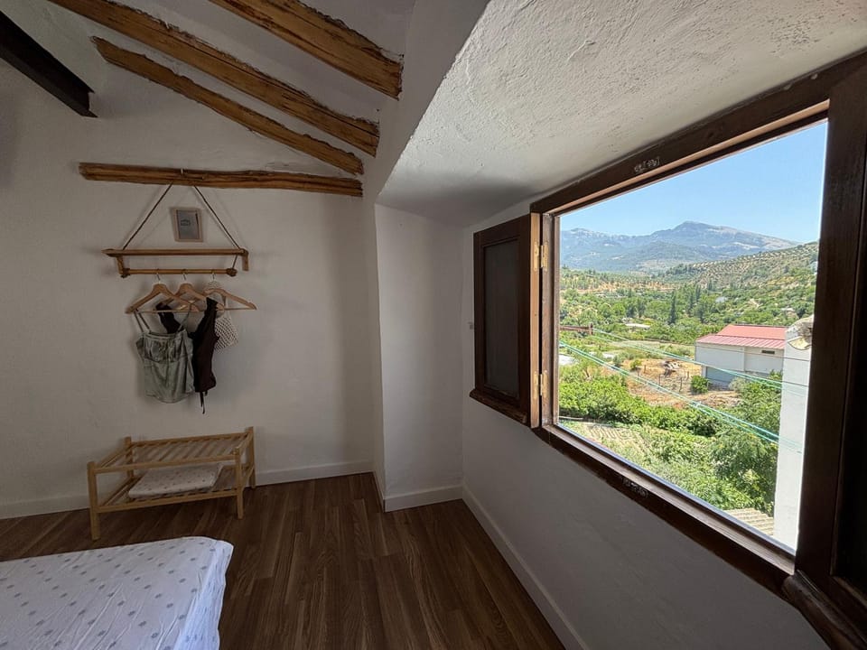 Photo of the whole room, Mountain view