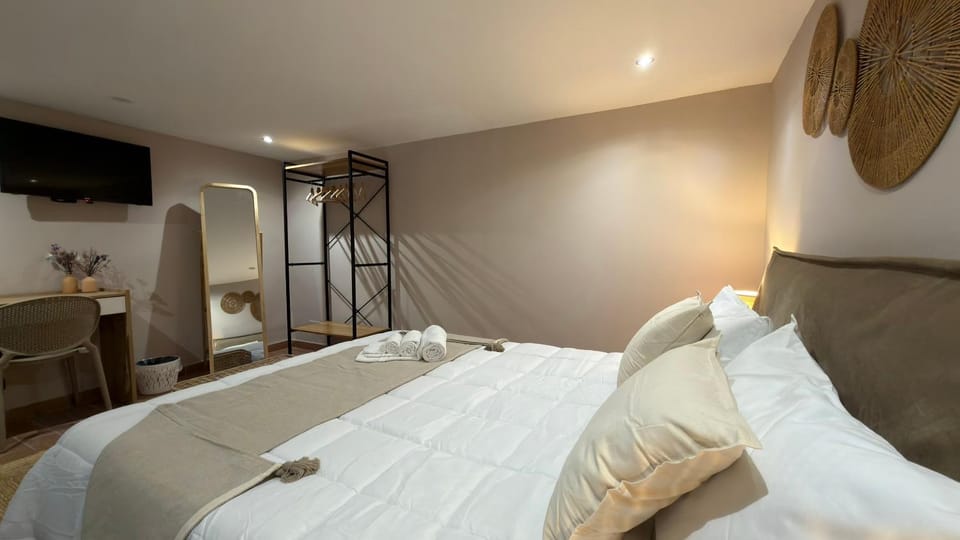 Bed, Photo of the whole room, Seating area, Bedroom, wardrobe