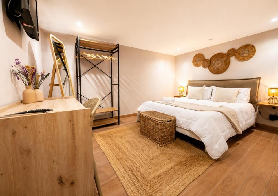 Bed, TV and multimedia, Photo of the whole room, Bedroom, wardrobe