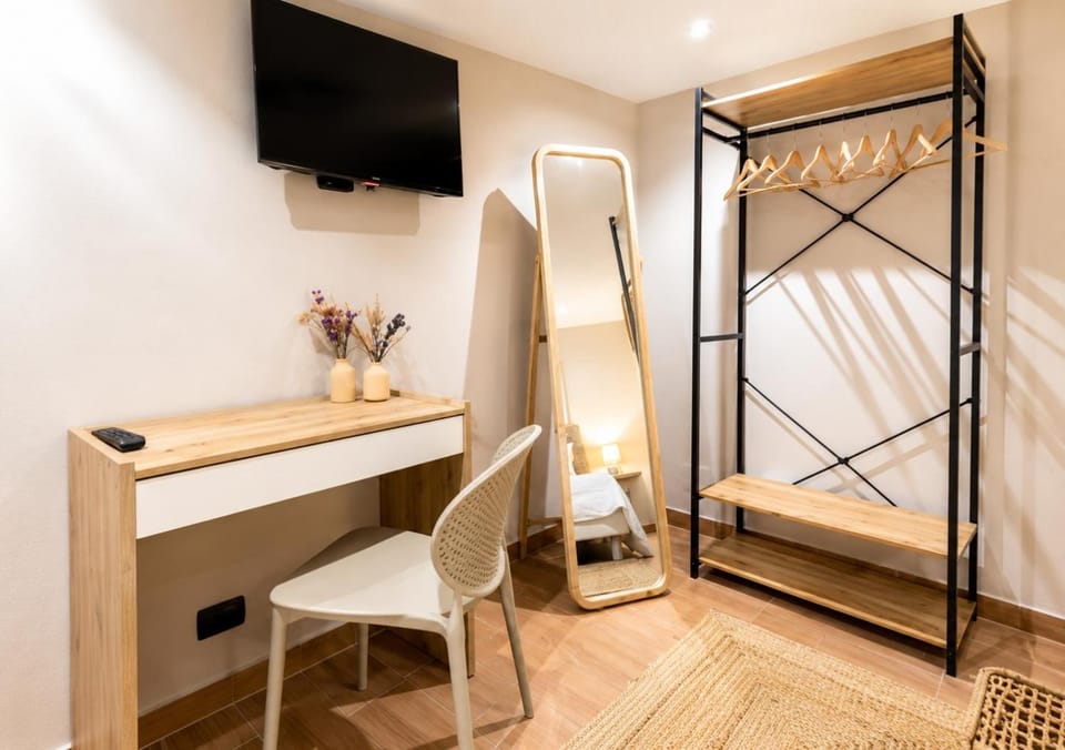 Bed, TV and multimedia, Photo of the whole room, Bedroom, wardrobe