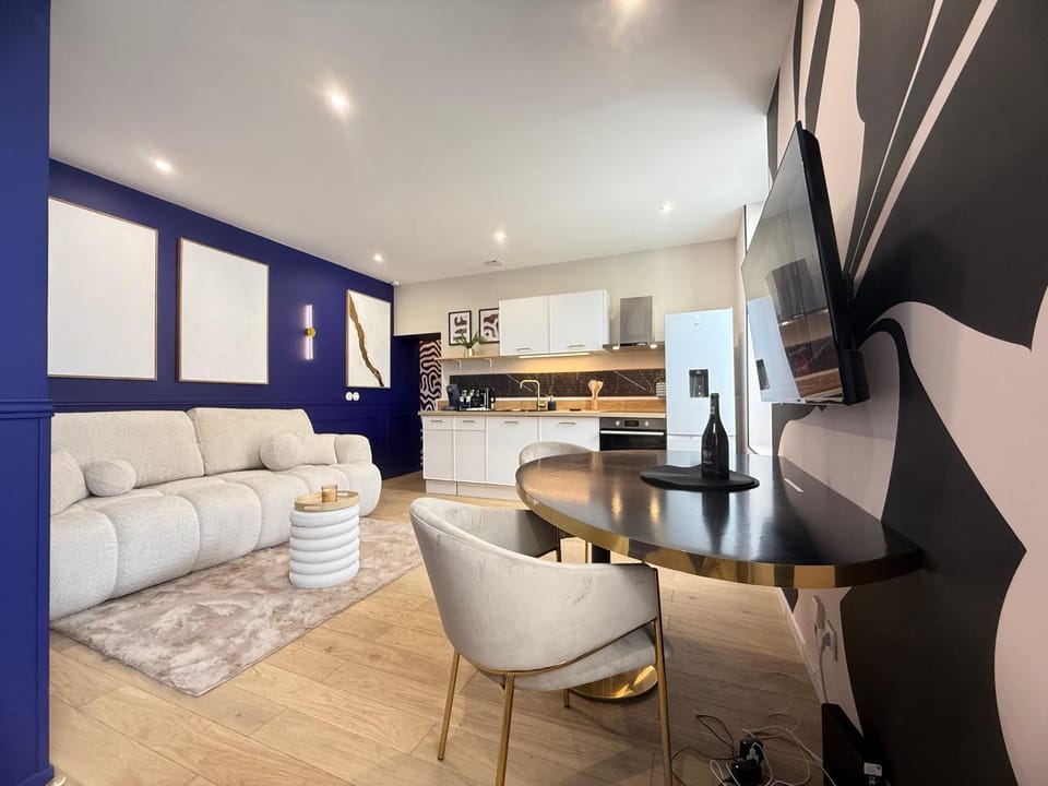TV and multimedia, Kitchen or kitchenette, Living room, Dining area, oven