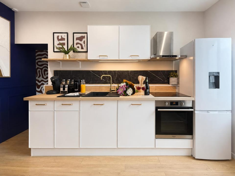 Coffee/tea facilities, Kitchen or kitchenette, microwave, oven, toaster, kitchen