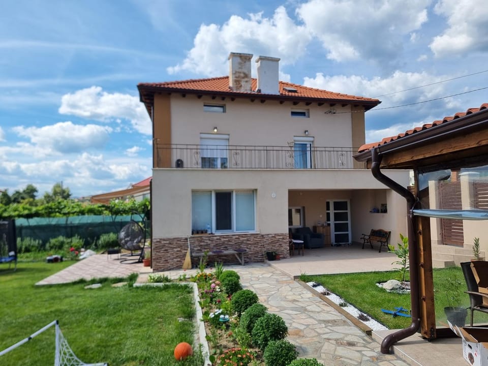 Patio, Day, Garden