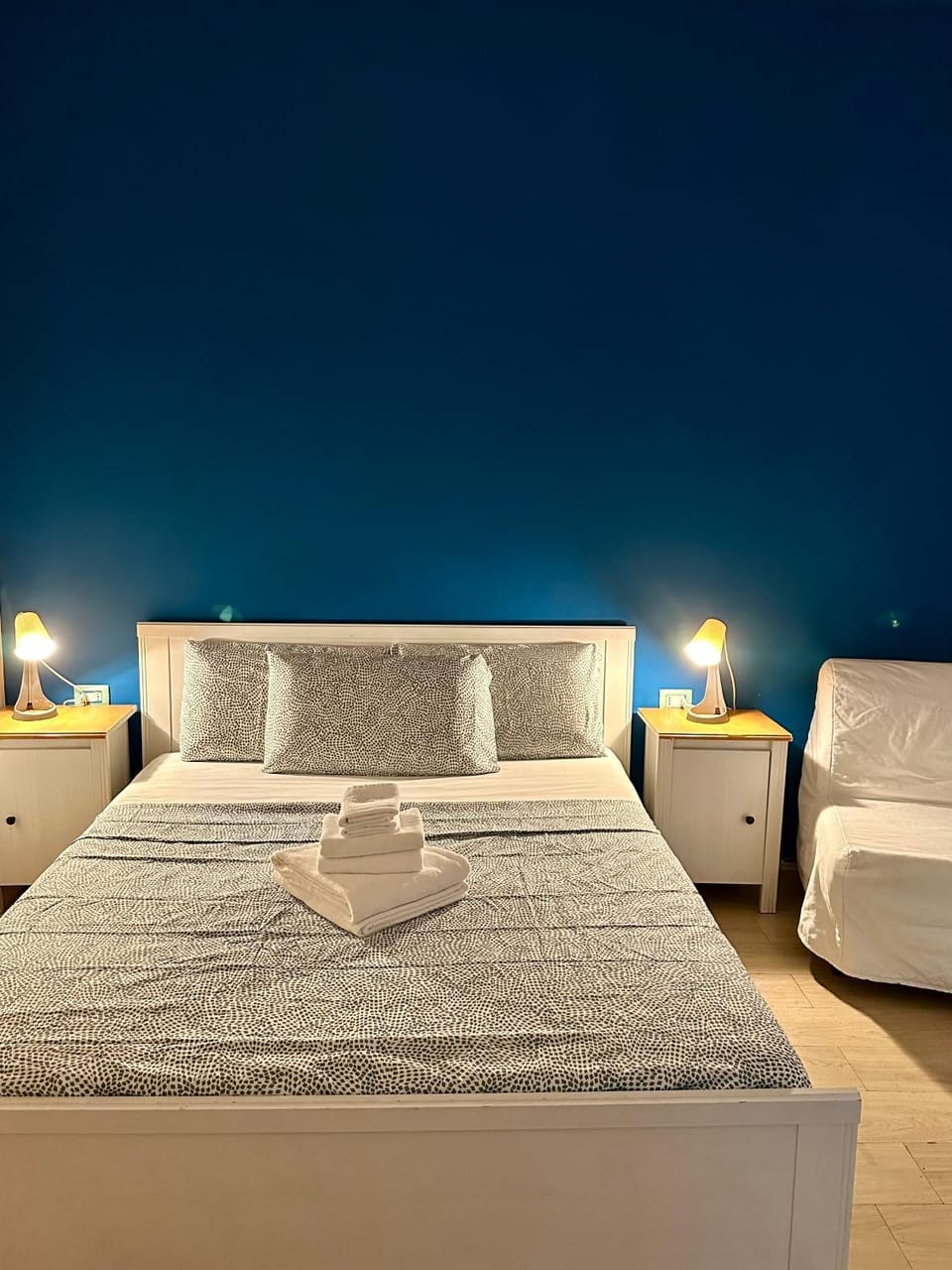 Bed, Photo of the whole room, Bedroom, towels