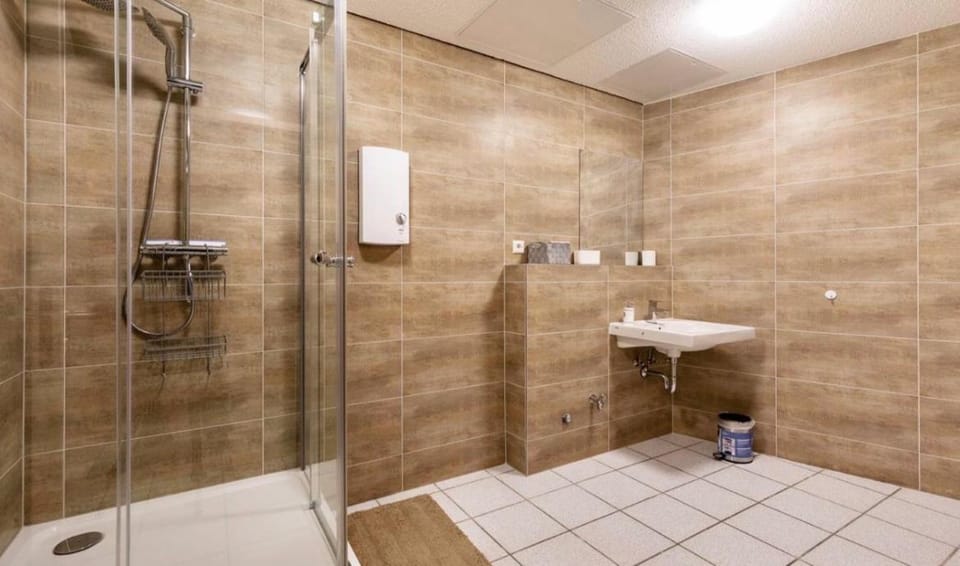Shower, Toilet, Bathroom, towels