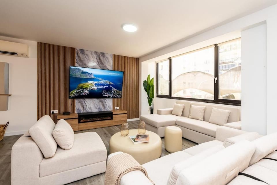 Communal lounge/ TV room, TV and multimedia, Living room, Seating area, air conditioner