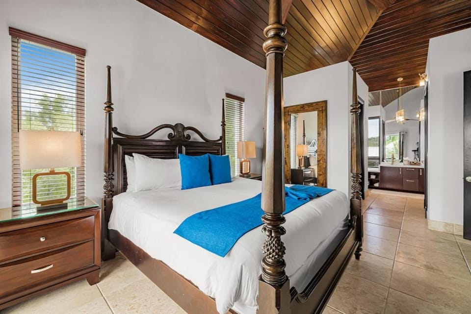 Luxe Villa Siena with Private Guest Suite Villa in The Bight Settlement