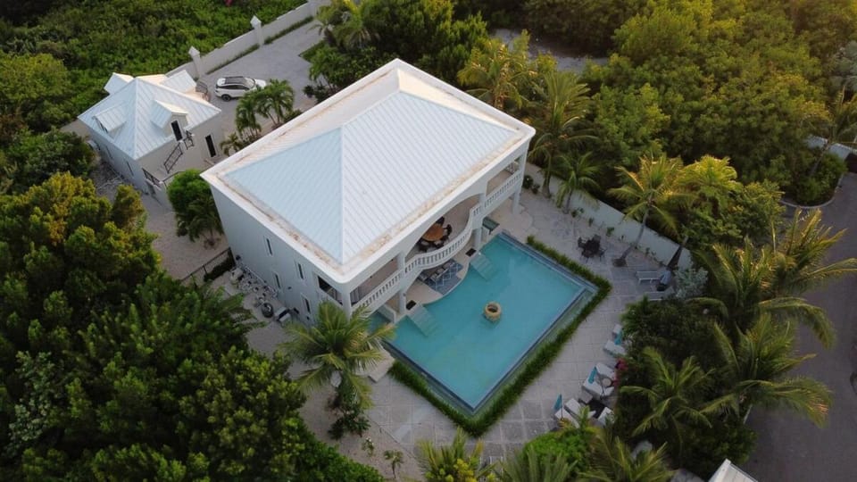 Luxe Villa Siena with Private Guest Suite Villa in The Bight Settlement