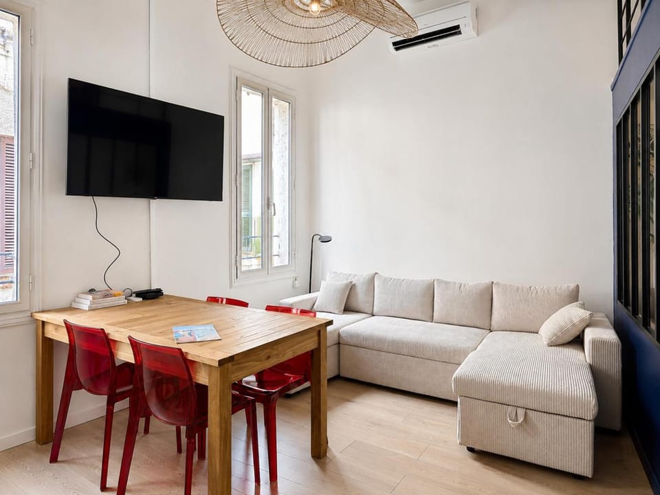 TV and multimedia, Seating area, Dining area