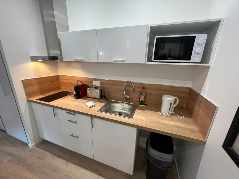 Coffee/tea facilities, microwave, stove, toaster, kitchen