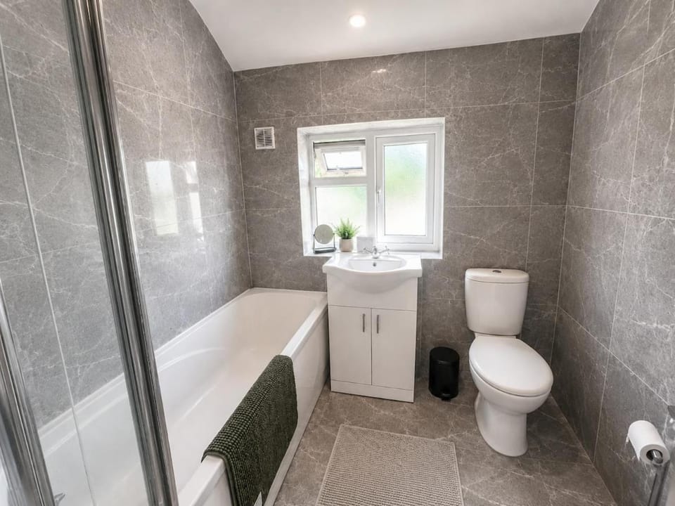 Cosy 3 Bed House Eltham Off Street Parking House in Sidcup