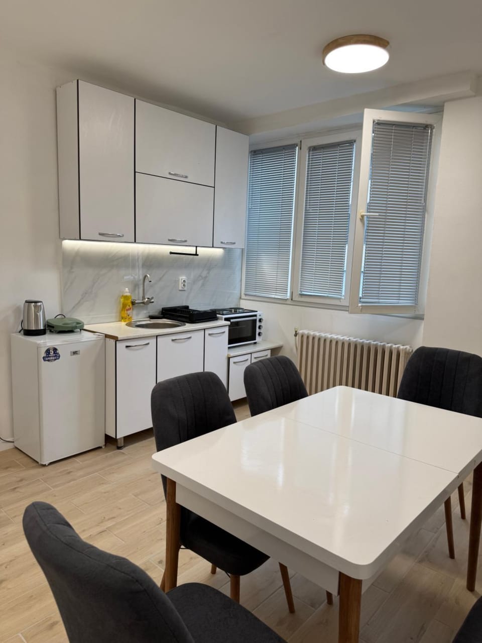 Kitchen or kitchenette, Dining area, oven