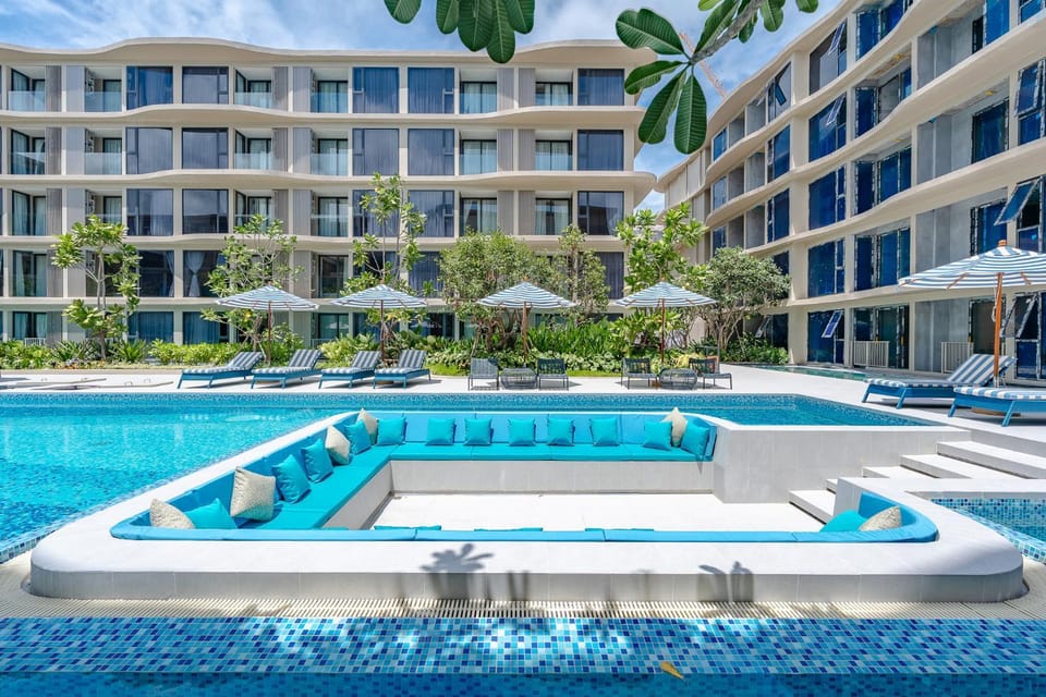 Property building, Day, Swimming pool, sunbed