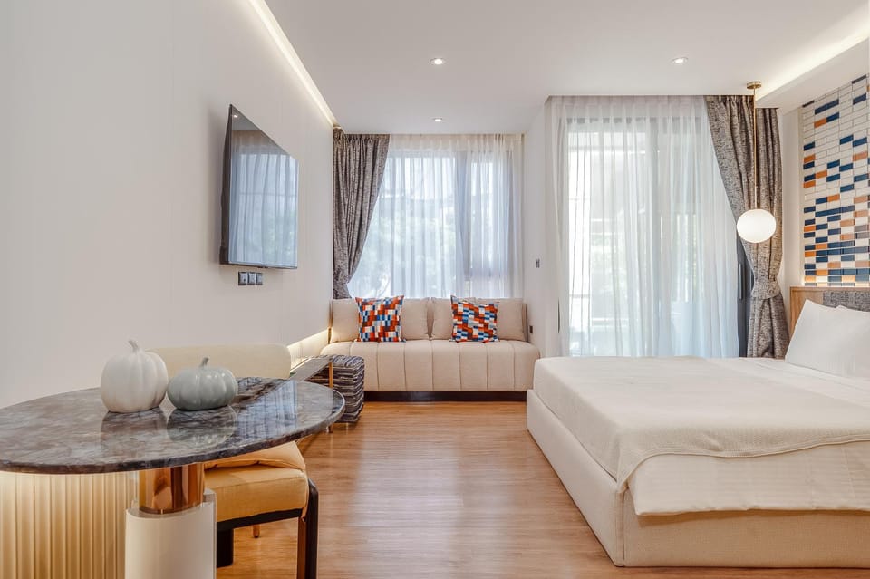 Bed, TV and multimedia, Photo of the whole room, Seating area, Bedroom