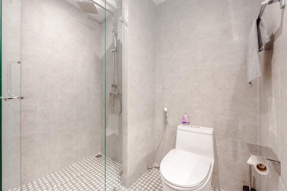 Shower, Toilet, Bathroom, towels