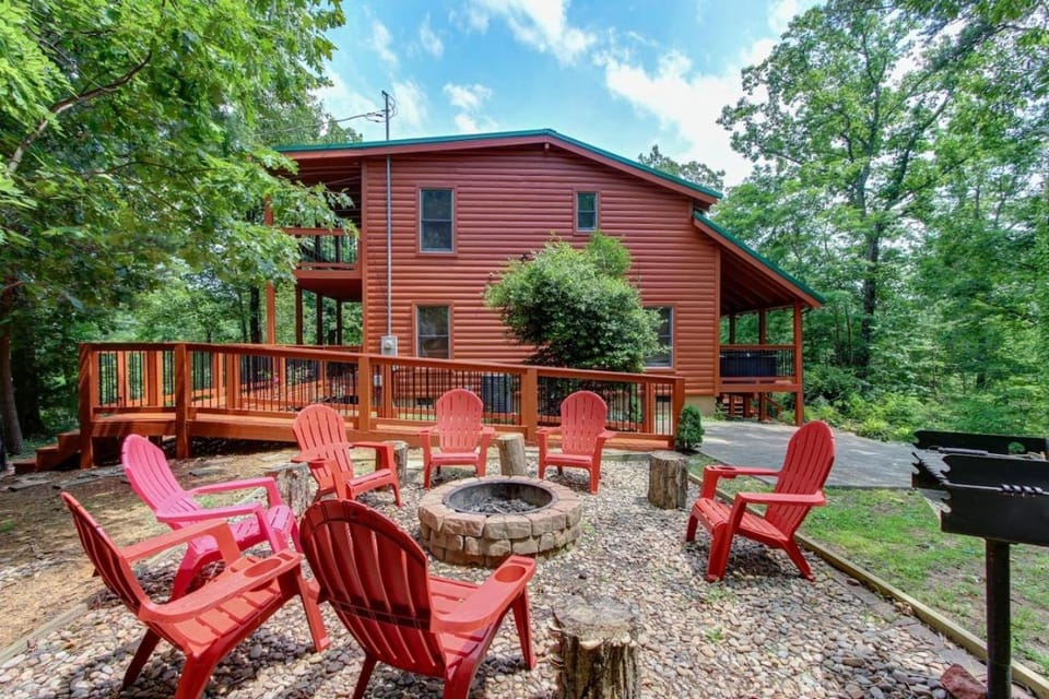 Dances with Wolves-Hot tub, Swing, Large yard House in Pigeon Forge