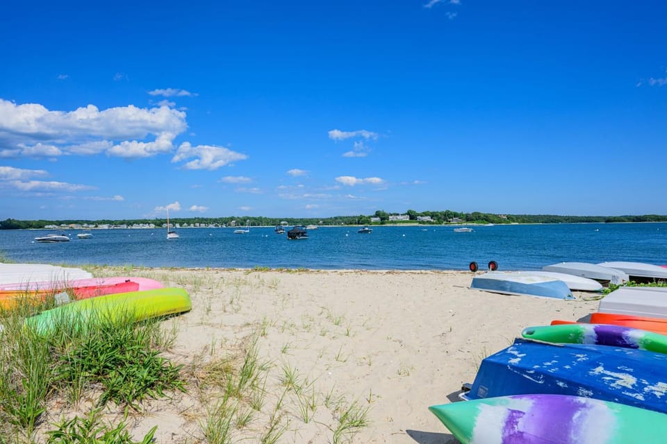 Walk to beach in charming neighborhood House in Mashnee Island