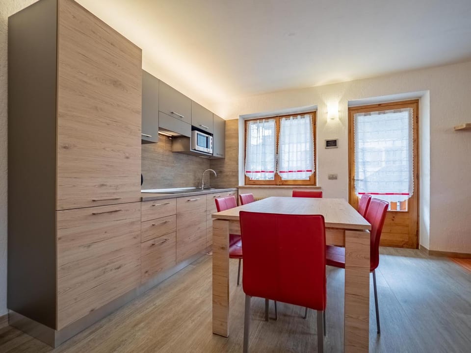 Kitchen or kitchenette, Living room, Seating area, Dining area, Communal kitchen