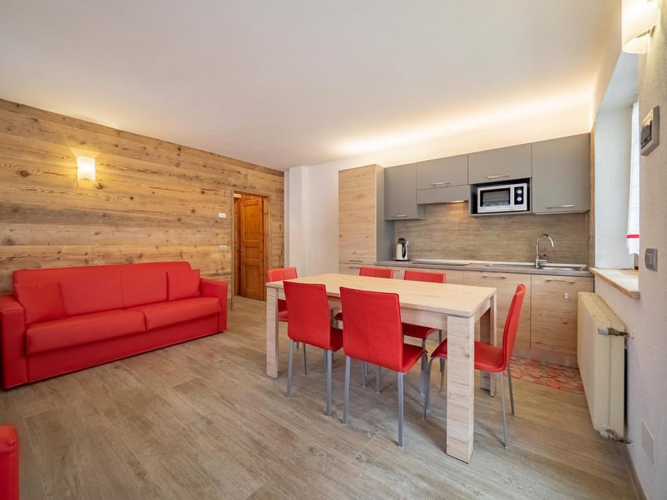 Kitchen or kitchenette, Living room, Lounge or bar, Seating area, Dining area, Communal kitchen