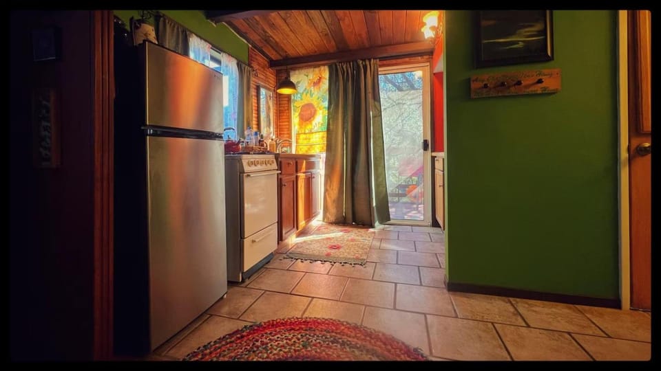 Riverview Bungalow - Pet Friendly Bed and Breakfast in Three Rivers